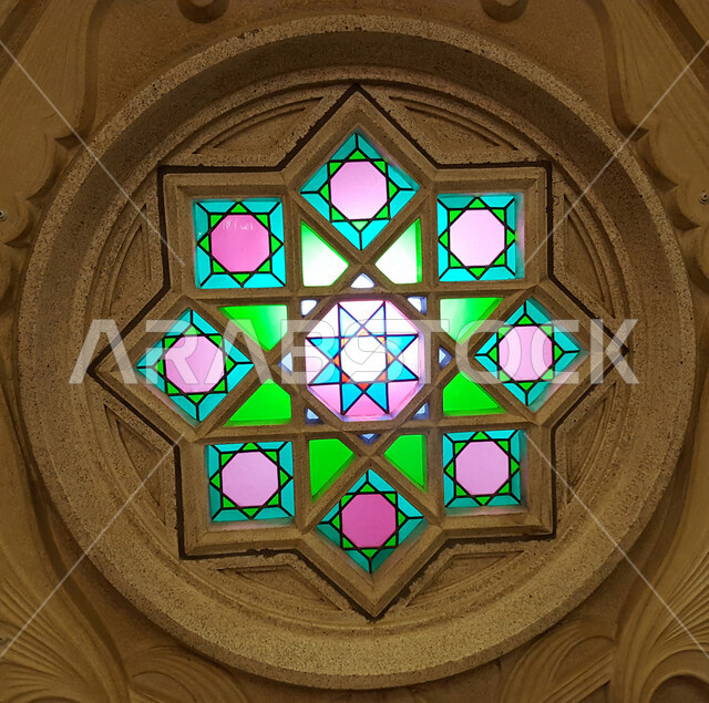 صورة مقربة للهندسة المعمارية داخل المسجد النبوي الشريف بالمدينة المنورة في المملكة العربية السعودية ، الحرم النبوي ، العمارة الإسلامية ، العبادة والتقرب إلى الله ، المعالم الدينية في المملكة العربية السعودية , إسلاميات وعبادة .