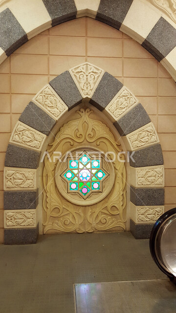 صورة مقربة للهندسة المعمارية داخل المسجد النبوي الشريف بالمدينة المنورة في المملكة العربية السعودية ، الحرم النبوي ، العمارة الإسلامية ، العبادة والتقرب إلى الله ، المعالم الدينية في المملكة العربية السعودية , إسلاميات وعبادة .