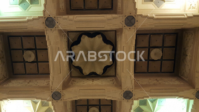 صورة مقربة للهندسة المعمارية داخل المسجد النبوي الشريف بالمدينة المنورة في المملكة العربية السعودية ، الحرم النبوي ، العمارة الإسلامية ، العبادة والتقرب إلى الله ، المعالم الدينية في المملكة العربية السعودية , إسلاميات وعبادة .
