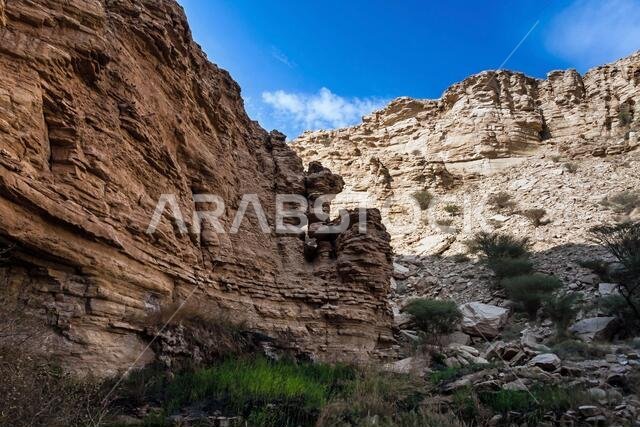 جدار الوادي فوق البركة العلوية في شعيب لحا بالقرب من الرياض