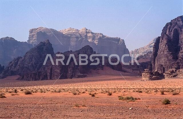 الأردن. مناظر جبلية صحراوية ملونة في موقع وادي رم المدرج ضمن قائمة التراث العالمي لليونسكو بالقرب من ميناء العقبة في جنوب الأردن، والمرتبط بلورنس العرب.
