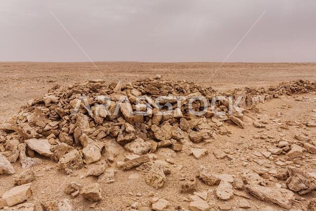 مقبرة على شكل ذيل تعود إلى العصر الحجري الحديث في الصحراء بالقرب من الرياض، المملكة العربية السعودية مقبرة على شكل ذيل تعود إلى العصر الحجري الحديث في الصحراء بالقرب من الرياض، المملكة العربية السعودية