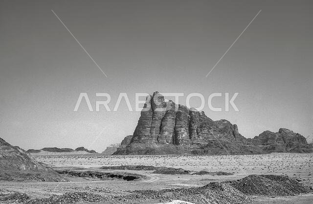 الأردن. مشاهد أحادية اللون في موقع وادي رم المدرج على قائمة التراث العالمي لليونسكو بالقرب من ميناء العقبة في جنوب الأردن، باتجاه جبل أعمدة الحكمة السبعة المرتبط بلورنس العرب.