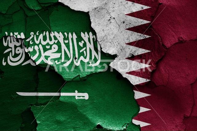 أعلام المملكة العربية السعودية وقطر مرسومة على جدار متصدع