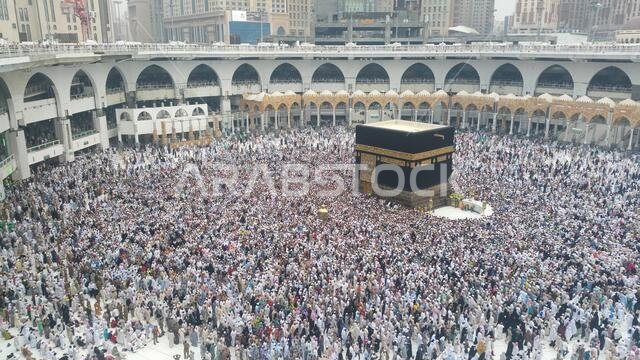 مكة المكرمة، المملكة العربية السعودية، سبتمبر 2016 - تجمع الحجاج المسلمون من جميع أنحاء العالم لأداء العمرة أو الحج في المسجد الحرام بمكة المكرمة، المملكة العربية السعودية