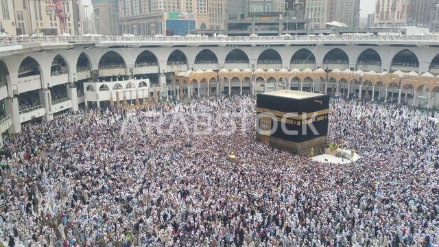 مكة المكرمة، المملكة العربية السعودية، سبتمبر 2016 - تجمع الحجاج المسلمون من جميع أنحاء العالم لأداء العمرة أو الحج في المسجد الحرام بمكة المكرمة، المملكة العربية السعودية