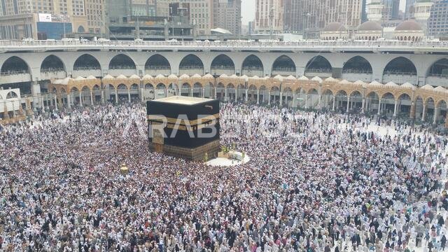مكة المكرمة، المملكة العربية السعودية، سبتمبر 2016 - تجمع الحجاج المسلمون من جميع أنحاء العالم لأداء العمرة أو الحج في المسجد الحرام بمكة المكرمة، المملكة العربية السعودية