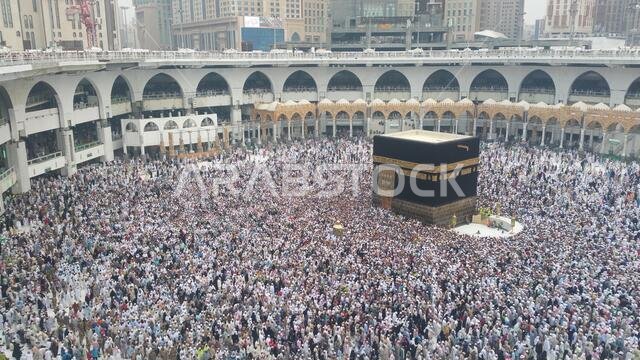 مكة المكرمة، المملكة العربية السعودية، سبتمبر 2016 - تجمع الحجاج المسلمون من جميع أنحاء العالم لأداء العمرة أو الحج في المسجد الحرام بمكة المكرمة، المملكة العربية السعودية