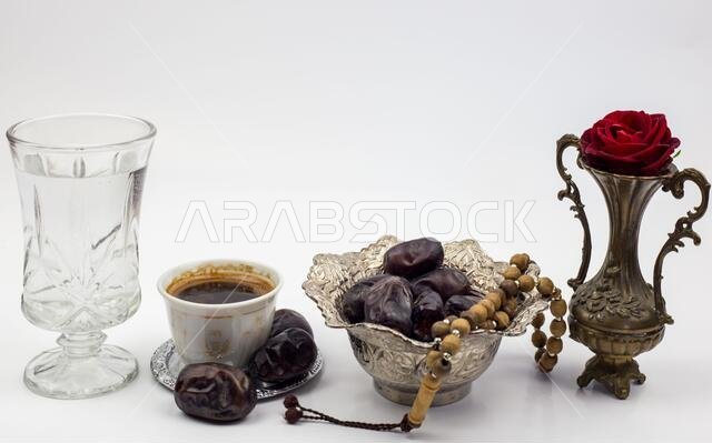 طعام رمضان، وهو طعام تقليدي من ثقافة المسلمين يُتناول في ليلة رمضان الكريم، حيث يُعبد الله ويُتناول الطعام بعد غروب الشمس خلال الشهر الفضيل.
