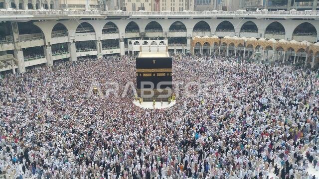مكة المكرمة، المملكة العربية السعودية، سبتمبر 2016 - تجمع الحجاج المسلمون من جميع أنحاء العالم لأداء العمرة أو الحج في المسجد الحرام بمكة المكرمة، المملكة العربية السعودية