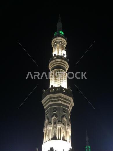 صورة للمسجد النبوي في المدينة المنورة، المملكة العربية السعودية، سبتمبر 2016، مع حجاج من جميع أنحاء العالم في المسجد النبوي.