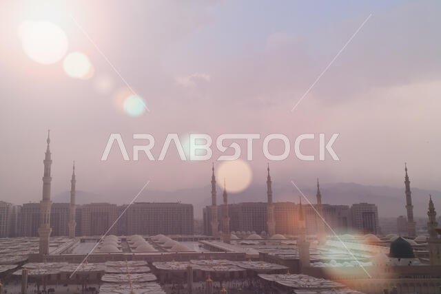 مكة المكرمة، المملكة العربية السعودية، سبتمبر 2016، مسلمون على جبل عرفات (أو جبل الرحمة) في المملكة العربية السعودية. هذا هو المكان الذي التقى فيه آدم وحواء بعد أن...