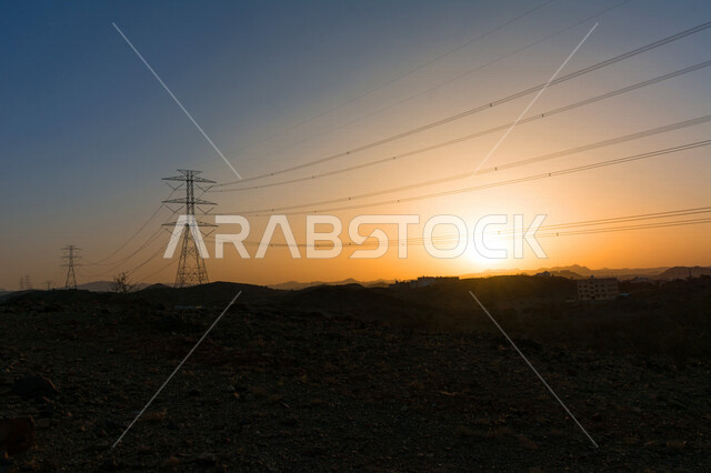 صورة جمالية ظلية للخطوط الكهربائية وقت الغروب ، منظر غروب الشمس في سماء السعودية ، محطة الكهرباء ، طاقة كهربائية ، محطة توزيع الكهرباء في السعودية