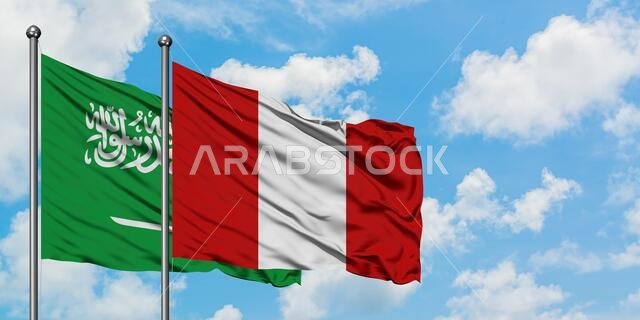 يرفرف علم المملكة العربية السعودية وعلم بيرو معاً في مهب الريح أمام سماء زرقاء صافية تتخللها غيوم بيضاء. مفهوم الدبلوماسية، العلاقات الدولية.