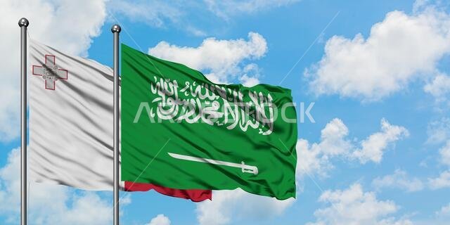 يرفرف علم مالطا والسعودية معاً في مهب الريح أمام سماء زرقاء صافية تتلألأ بالغيوم البيضاء. مفهوم الدبلوماسية، العلاقات الدولية. يرفرف علم مالطا والسعودية معاً في مهب الريح أمام سماء زرقاء صافية تتلألأ بالغيوم البيضاء. مفهوم الدبلوماسية، العلاقات الدولية.