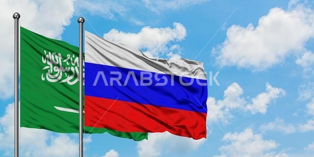 يرفرف علم السعودية وروسيا معاً في مهب الريح أمام سماء زرقاء صافية تتلألأ فيها الغيوم البيضاء. مفهوم الدبلوماسية، العلاقات الدولية. يرفرف علم السعودية وروسيا معاً في مهب الريح أمام سماء زرقاء صافية تتلألأ فيها الغيوم البيضاء. مفهوم الدبلوماسية، العلاقات الدولية.