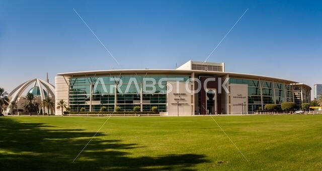 المبنى الرئيسي لجامعة الفيصل ومسجد الجامعة، الرياض