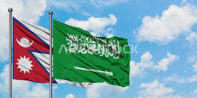 يرفرف علم نيبال وعلم السعودية معاً في مهب الريح أمام سماء زرقاء صافية تتخللها غيوم بيضاء. مفهوم الدبلوماسية، العلاقات الدولية.