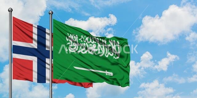 يرفرف علم النرويج والسعودية معاً في مهب الريح أمام سماء زرقاء صافية تتلألأ بالغيوم البيضاء. مفهوم الدبلوماسية، العلاقات الدولية.