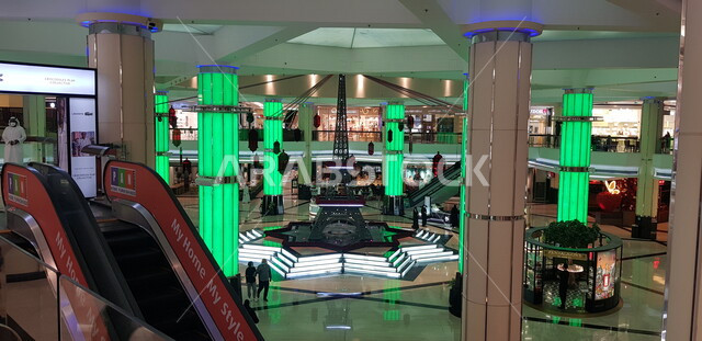 صورة من داخل مول العين في إمارة أبوظبي في دولة الإمارات العربية المتحدة ، العين مول ، أماكن سياحية ترفيهية في أبوظبي ، مولات و مراكز التسوق ، مجمع تجاري ، مراكز تجارية ، التسوق في أبوظبي ، مهرجان التسوق