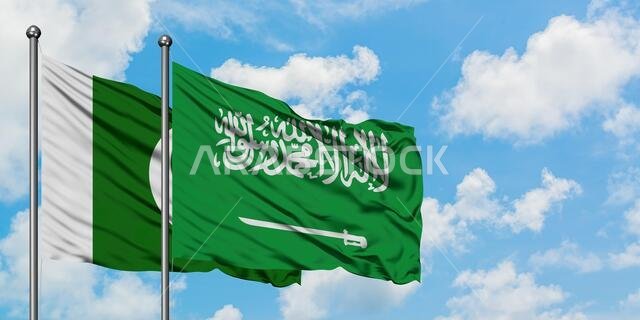 يرفرف علم باكستان وعلم السعودية معاً في مهب الريح أمام سماء زرقاء صافية تتلألأ بالغيوم البيضاء. مفهوم الدبلوماسية، العلاقات الدولية. يرفرف علم باكستان وعلم السعودية معاً في مهب الريح أمام سماء زرقاء صافية تتلألأ بالغيوم البيضاء. مفهوم الدبلوماسية، العلاقات الدولية.