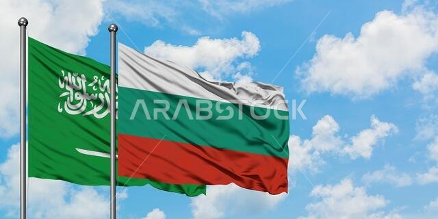 يرفرف علم المملكة العربية السعودية وعلم بلغاريا معاً في مهب الريح أمام سماء زرقاء صافية تتلألأ فيها الغيوم البيضاء. مفهوم الدبلوماسية، العلاقات الدولية. يرفرف علم المملكة العربية السعودية وعلم بلغاريا معاً في مهب الريح أمام سماء زرقاء صافية تتلألأ فيها الغيوم البيضاء. مفهوم الدبلوماسية، العلاقات الدولية.