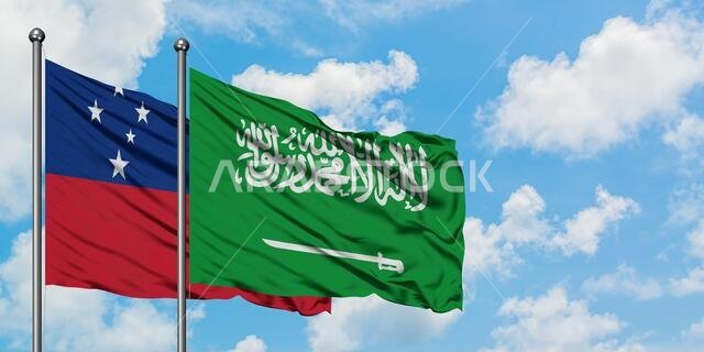 يرفرف علم ساموا وعلم المملكة العربية السعودية معاً في مهب الريح أمام سماء زرقاء صافية تتخللها غيوم بيضاء. مفهوم الدبلوماسية، العلاقات الدولية. يرفرف علم ساموا وعلم المملكة العربية السعودية معاً في مهب الريح أمام سماء زرقاء صافية تتخللها غيوم بيضاء. مفهوم الدبلوماسية، العلاقات الدولية.