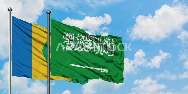 يرفرف علم سانت فنسنت وجزر غرينادين وعلم المملكة العربية السعودية في مهب الريح أمام سماء زرقاء ملبدة بالغيوم البيضاء. مفهوم الدبلوماسية، العلاقات الدولية