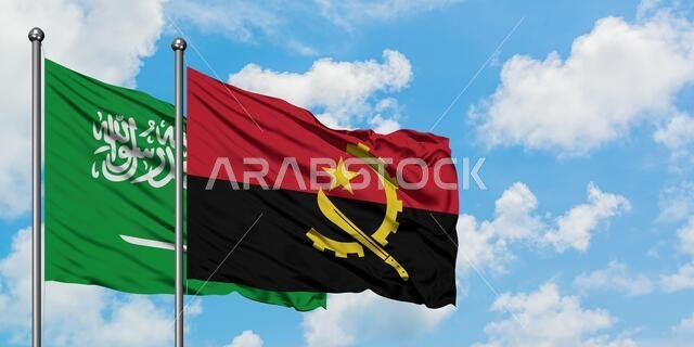 يرفرف علم المملكة العربية السعودية وعلم أنغولا معاً في مهب الريح أمام سماء زرقاء صافية تتخللها غيوم بيضاء. مفهوم الدبلوماسية، العلاقات الدولية.