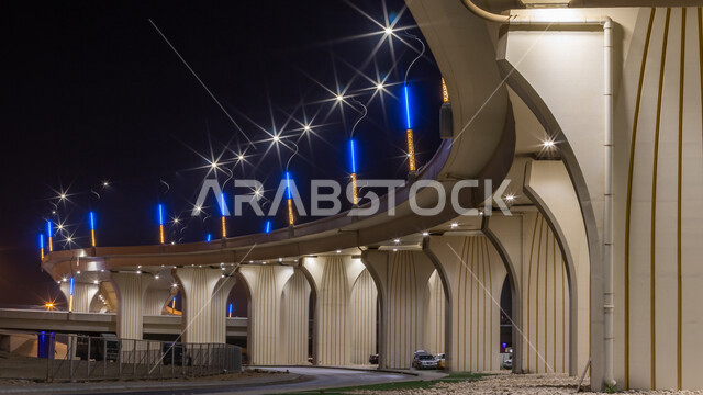 صورة بزاوية من أسفل الكوبري المتجه الى طريق الخرج في الرياض بالمملكة العربية السعودية في وضع الليل ، معالم الرياض السياحية