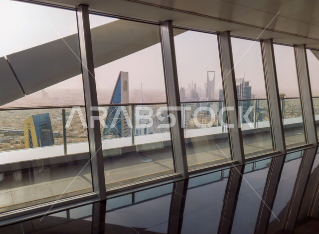 صورة إبداعية من الأعلى من داخل برج الفيصلية  بالرياض ، مدينة الرياض ، الأبراج وناطحات السحاب ، الفن الهندسي المعماري بالسعودية ، معالم سياحية مشهورة بالرياض في المملكة العربية السعودية