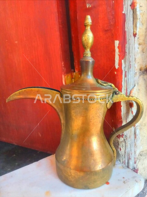 صورة لتحف أثرية قديمة ، تحف إبداعية ذات الطراز القديم ، إبريق نحاسي قديم أنتيك ، التحف و الانتيكات ، دلة قهوة ، إبريق قديم أنتيك