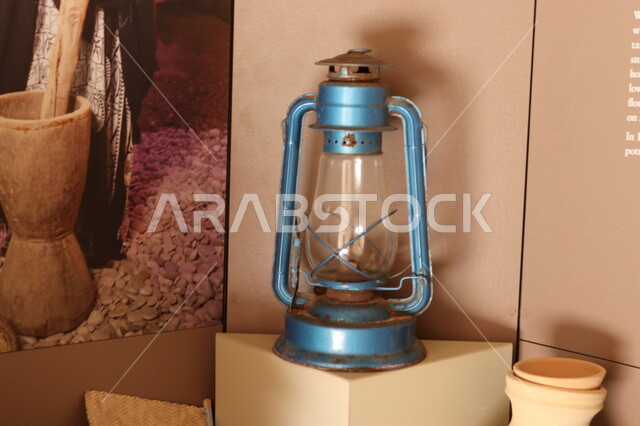 Close-up of traditional lantern, Ramadan lantern, antique antique lamp, ancient traditional Arabic lamp, lantern, Ramadan decorations, Ramadan, old fashioned lamp made of copper
