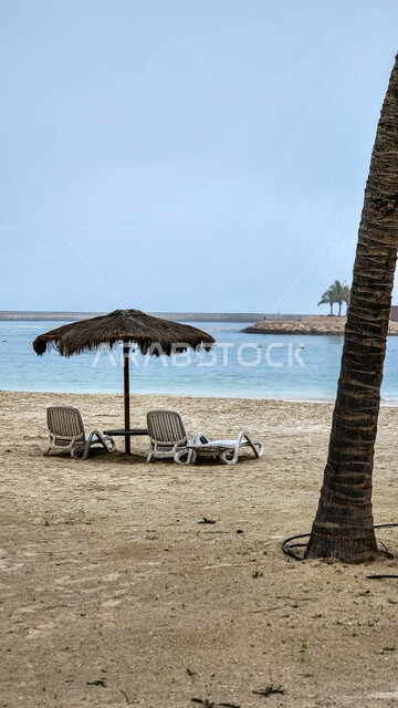 صورة مقربة لجلسات على شاطئ البحر في سلطنة عمان , الطبيعة الساحرة , السياحة في صلالة , قضاء وقت هادئ و ممتع على البحر .  
