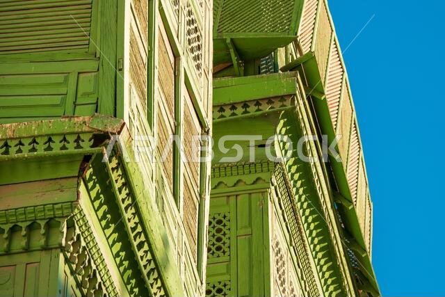 صورة مقرّبة لمنزل نوروالي ذي اللون الأخضر المرجاني في شارع سوق العلوي بوسط مدينة البلد التاريخية في جدة، المملكة العربية السعودية