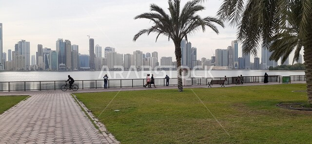 صورة لكورنيش الشارقة في دولة الإمارات العربية المتحدة ، بحيرة خالد في الشارقة واجهة المجاز ، الأبراج وناطحات السحاب ، معالم سياحية ترفيهية في الشارقة ، معالم الإمارات السياحية ، كورنيش بحيرة خالد الشارقة