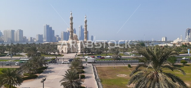 صورة لكورنيش الشارقة في دولة الإمارات العربية المتحدة ، بحيرة خالد في الشارقة واجهة المجاز ، الأبراج وناطحات السحاب ، معالم سياحية ترفيهية في الشارقة ، معالم الإمارات السياحية ، حركة سير السيارات على الطريق العام  ، مسجد النور في الشارقة