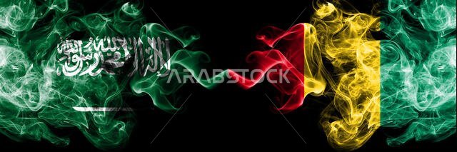 المملكة العربية السعودية ضد غينيا، أعلام غينيا الدخانية الغامضة موضوعة جنبًا إلى جنب. أعلام دخانية حريرية ملونة سميكة من العربية والغينية