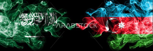المملكة العربية السعودية ضد أذربيجان، أعلام أذربيجانية ضبابية متوهجة موضوعة جنبًا إلى جنب. أعلام دخانية حريرية سميكة الألوان من اللغة العربية والعربية والأذرية