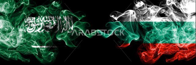 المملكة العربية السعودية ضد بلغاريا، أعلام بلغارية ضبابية غامضة موضوعة جنبًا إلى جنب. أعلام دخانية حريرية سميكة الألوان من العربية والبلغارية، B