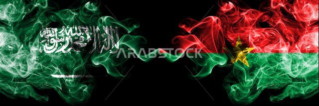 أعلام المملكة العربية السعودية وبوركينا فاسو الدخانية الغامضة موضوعة جنبًا إلى جنب. أعلام دخانية حريرية سميكة الألوان تمثل الدول العربية وبوركينا فاسو