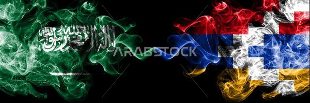 أعلام المملكة العربية السعودية وأعلام آرتساخ الدخانية الغامضة موضوعة جنبًا إلى جنب. أعلام دخانية حريرية سميكة الألوان من اللغة العربية والعربية وآرتساخ