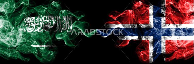 المملكة العربية السعودية ضد النرويج، أعلام نرويجية ضبابية دخانية موضوعة جنبًا إلى جنب. أعلام دخانية حريرية ملونة سميكة تمثل العرب والنرويجيين.