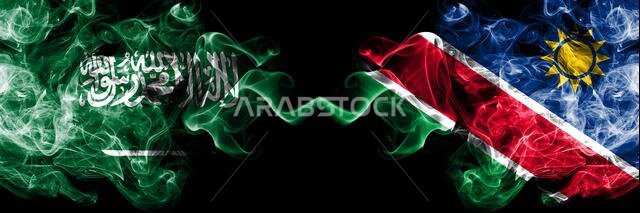 المملكة العربية السعودية ضد ناميبيا، أعلام ناميبيا الدخانية الغامضة موضوعة جنبًا إلى جنب. أعلام دخانية حريرية سميكة الألوان من العربية والناميبية.