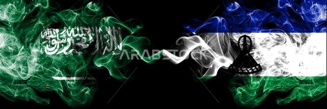 أعلام المملكة العربية السعودية وليسوتو، أعلام دخانية غامضة موضوعة جنباً إلى جنب. أعلام دخانية سميكة ملونة حريرية تمثل اللغة العربية والعربية وليسوتو