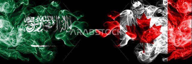 المملكة العربية السعودية ضد كندا، أعلام كندية ضبابية متداخلة. أعلام دخانية سميكة ملونة حريرية لعربية وكندية.