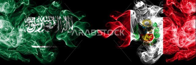 المملكة العربية السعودية ضد بيرو، أعلام بيرو الدخانية الغامضة موضوعة جنبًا إلى جنب. أعلام دخانية حريرية ملونة سميكة من اللغة العربية والبيرو.