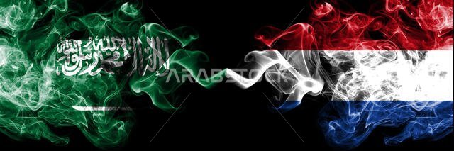 المملكة العربية السعودية ضد هولندا، أعلام هولندية ضبابية متوهجة موضوعة جنبًا إلى جنب. أعلام دخانية حريرية ملونة كثيفة تمثل العرب والهولندا.