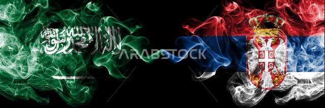 المملكة العربية السعودية ضد صربيا، أعلام صربية ضبابية غامضة موضوعة جنبًا إلى جنب. أعلام دخانية حريرية سميكة الألوان من اللغة العربية والصربية.