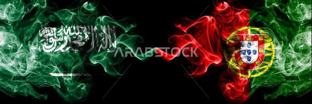 المملكة العربية السعودية ضد البرتغال، أعلام برتغالية ضبابية غامضة موضوعة جنبًا إلى جنب. أعلام دخانية حريرية ملونة سميكة لعرب والبرتغال.